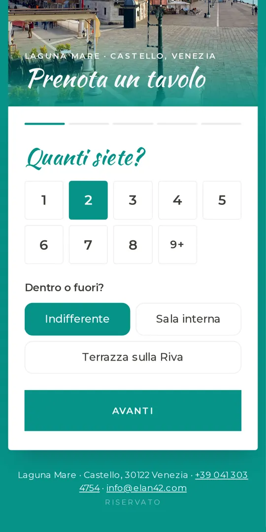 Il modulo di Riservato su un telefono: «Prenota un tavolo», quanti siete, dentro o fuori, il pulsante Avanti.